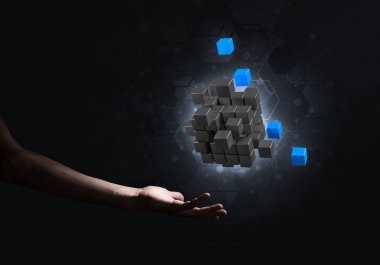 Yeniliğin sembolü olarak insan eli küp figürüne yakın olmak. Karışık ortam.