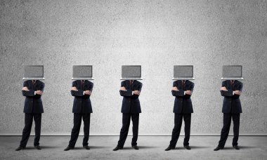 Arka plan üzerinde duran üst üste gri Duvar ile boş odada işadamları başlarını silah tutmak yerine dizüstü bilgisayarlar ile takım elbiseli geçti.