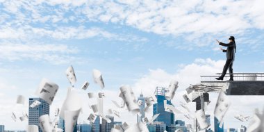 Kağıtları kocaman bir boşluk ile beton köprü üzerinde gizli tehditler ve riskler sembolü olarak uçan arasında blindfolded yürüyüş iş adamı. Cityscape görünümü arka plan üzerinde. 3D render.