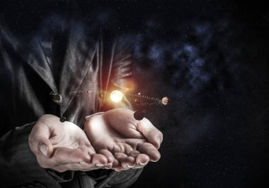 İşadamı karanlık kozmik arka plan ile onun elinde sunan parlayan güneş sistemi uygun. 3D render.