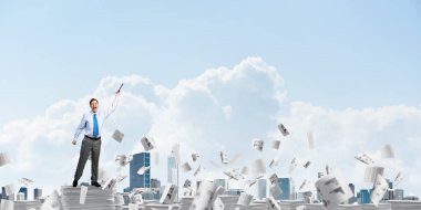 Kağıt belgeleri Clear sky ile arka plan üzerinde uçan arasında duran el kitabı ile uydurarak iş adamı. Karışık teknik.