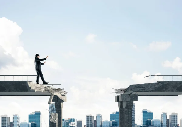 Uomo Affari Che Cammina Bendato Ponte Cemento Con Enorme Divario — Foto Stock