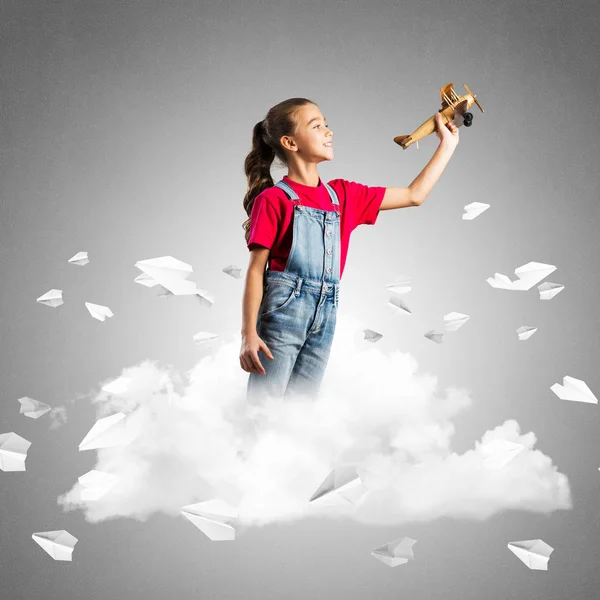 Begreppet slarvig lycklig barndom med flicka drömmer om att bli pilot — Stockfoto