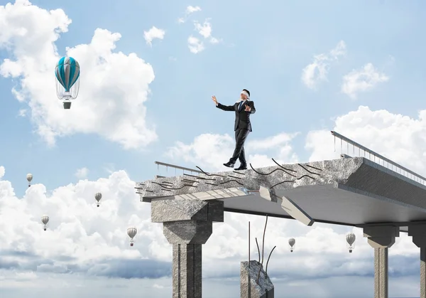 Empresario Caminando Con Los Ojos Vendados Sobre Puente Hormigón Con — Foto de Stock