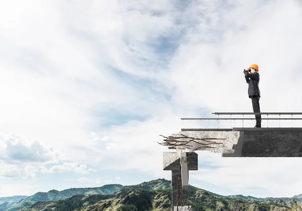 Fiatal Mérnök Öltöny Sisak Távcső Skyscape Háttérben Kettétört Híd Állva — Stock Fotó