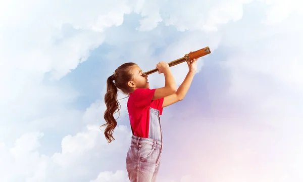 Małe Słodkie Dziewczyny Kombinezon Przeciwko Niebo Tło Marzy Przyszłości — Zdjęcie stockowe