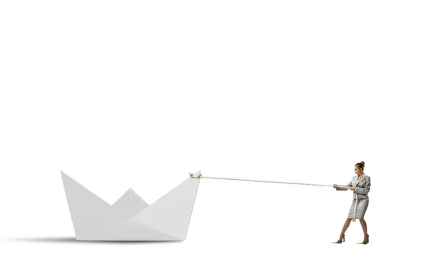 Erfolgreiche Geschäftsfrau Zieht Mit Seilpapierboot — Stockfoto