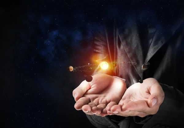 実業家で暗い宇宙背景の彼の手で提示光るソーラー システムに合わせて レンダリング — ストック写真