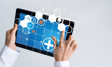 Doktorun ellerinde ilaç arayüzü ekranı olan tablet pc aygıtı