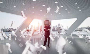 Kafasına silah tutmak yerine eski bir Tv ile takım elbiseli işadamı duran kağıtları ofis binası içinde uçan arasında geçti. 3D render.