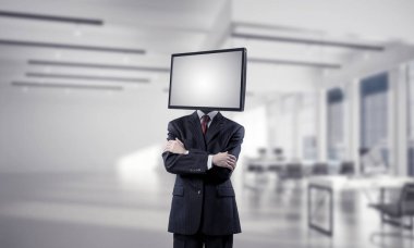 Baş ofis binası içinde dururken geçti silah tutmak yerine TV elbiseli işadamı resim kırpılmış.