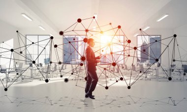 Modern ofis içi ve sosyal bağlantı kavramındaki zarif iş adamı. Karışık ortam