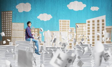 Belgeleri arka plan üzerinde kabataslak cityscape manzaralı uçan arasında casual giyim oturuşta çekici bir adam. Karışık teknik.