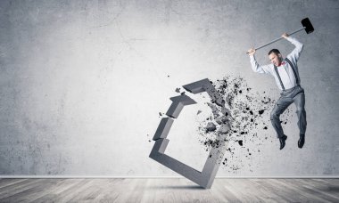 Kararlı işadamı çekiç evindeki beton figürle atlayıp kırıyor.