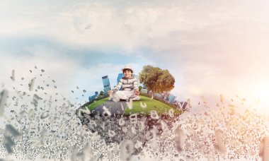 Küçük çocuk gözlerini kapalı tutuyor ve odaklanmış görünüyor. Arka planda bulutlu gökyüzü olan uçan harflerin arasında meditasyon yaparken. 3B görüntüleme.