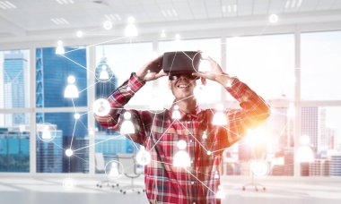 Sanal gerçeklik kulaklık veya bağlantı arka plan üzerinde 3d gözlük ile genç adam. Karışık teknik