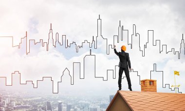 Mühendis, evinin çatısına geri döndü ve şehri çiziyor. Karışık ortam