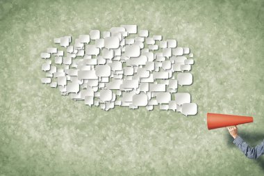 Duyuru kağıt trompet yapma adamın kapatın