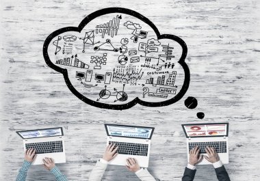 Ellerinde cihazlar bulunan bir grup insan, iletişim ve ağın sembolü olarak birlikte çalışıyor.