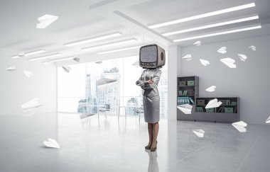 Kağıt uçaklar ofis binası içinde uçan arasında duran iş kadını kıyafetli kafa silah tutmak yerine eski bir Tv ile geçti. 3D render.