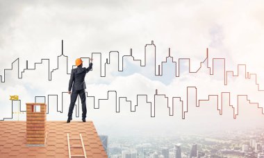 Mühendis, evinin çatısına geri döndü ve şehri çiziyor. Karışık ortam