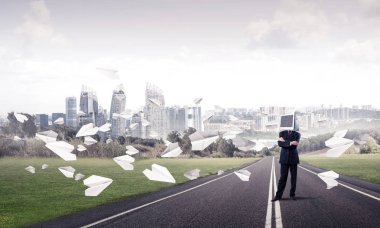 İş yerine silah tutmak kafa İzleyicisi ile takım elbiseli adamı ayakta kağıt uçaklar güzel manzara ile arka plan üzerinde uçan arasında yol üzerinde çarpı işareti.