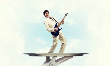 Gitar çalan garsonun eli sunar.