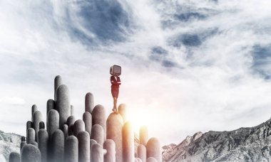 İş kadını kafasına silah tutmak yerine eski bir Tv ile takım elbiseli güzel manzara ile taş sütunlar tepesinde dururken arka plan üzerinde çarpı işareti.