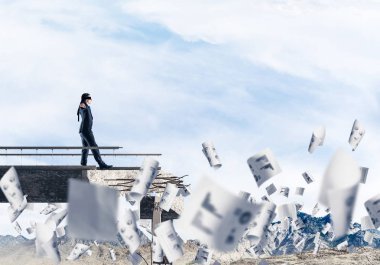 Kağıtları kocaman bir boşluk ile beton köprü üzerinde gizli tehditler ve riskler sembolü olarak uçan arasında blindfolded yürüyüş iş adamı. Hava ve doğa arka planda görüntüleyin. 3D render.