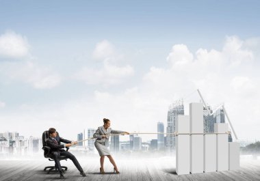 Genç iş adamları dışarıda ve büyüyen grafikler büyüme gösteriyor