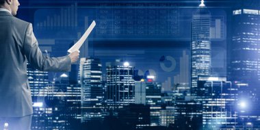 Sanal panel arayüzüne karşı iş adamının arka görünümü belgeleri elinde tutuyor