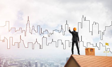 Mühendis, evinin çatısına geri döndü ve şehri çiziyor. Karışık ortam