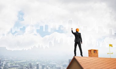 Mühendis, evinin çatısına geri döndü ve şehri çiziyor. Karışık ortam