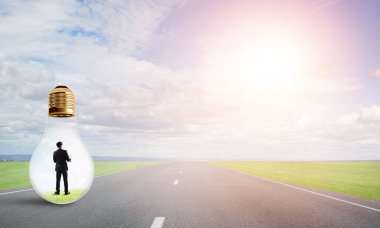 Genç işadamı asfalt yolda ampulün içinde mahsur kaldı.