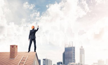 Mühendis, evinin çatısına geri döndü ve şehri çiziyor. Karışık ortam