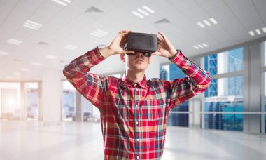 Sanal gerçeklik kulaklık veya 3d gözlük odasında oyun oynama ile genç adam