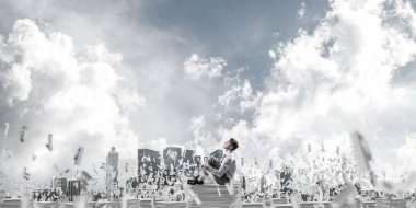 İş adamı uzak belgeler Clear sky harflerle arka plan üzerinde uçan arasında yığını üzerinde otururken arıyorum. Karışık teknik.