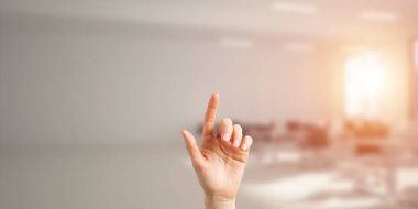 Kadın elinin dokunduğu ekranı parmak ve ofisin arka planında kapat