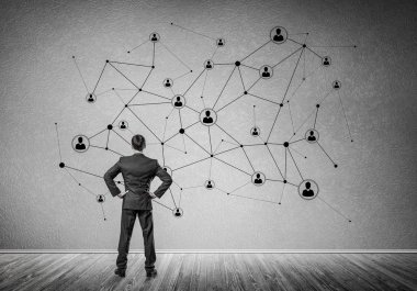 Arkadan görünüşü çizilmiş sosyal bağlantı kavramı ile duvara bakarak işadamı