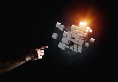 Küp şekil yenilik sembolü olarak tutan adam el ile kapatın. 3D render