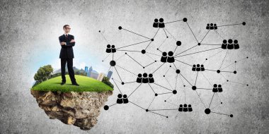 Uçan yeşil adada beton zeminde zarif bir işadamı.