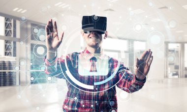 Giyen adam ekose desenli gömlek ve sanal kulaklık medya ekran Masası ile çalışma