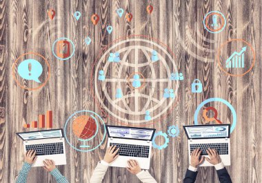 Ellerinde cihazlar bulunan üç kişilik bir grup iletişim ve ağ oluşturma sembolü olarak birlikte çalışıyor.