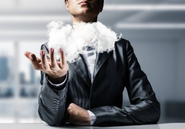 İş kadını closeup uygun sunan beyaz bulut arka plan üzerinde office manzaralı avucunun içinde.