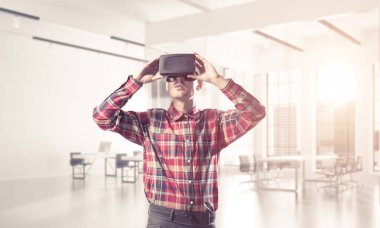 Sanal gerçeklik kulaklık veya 3d gözlük odasında oyun oynama ile genç adam