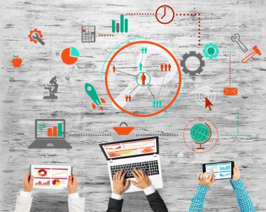 Ellerinde cihazlar bulunan üç kişilik bir grup iletişim ve ağ oluşturma sembolü olarak birlikte çalışıyor.