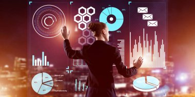 Sanal panel ve gece şehir vasıl geçmiş çalışma iş kadını arkadan görünüm