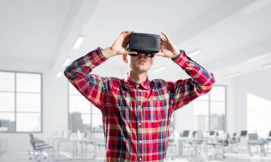 Sanal gerçeklik kulaklık veya 3d gözlük odasında oyun oynama ile genç adam
