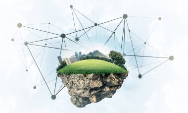 Gökyüzünde yükselen çimen ve şehir manzaralı güzel küçük bir ada.