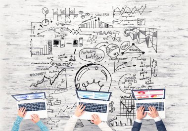 Ellerinde cihazlar bulunan üç kişilik bir grup iletişim ve ağ oluşturma sembolü olarak birlikte çalışıyor.